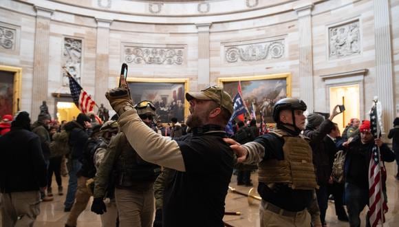 Cientos de partidarios de Donald Trump invadieron durante varias horas el Capitolio, interrumpiendo la sesión legislativa que debía confirmar la victoria de Joe Biden. (Foto: AFP)