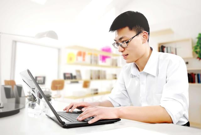 FOTO 17 | Usar publicidad alternativa. No siempre la mejor publicidad es la de televisión o radio. Muchas veces una buena estrategia de marketing digital con anuncios en diferentes plataformas, va a generar mucho más tráfico que los canales más tradicionales.