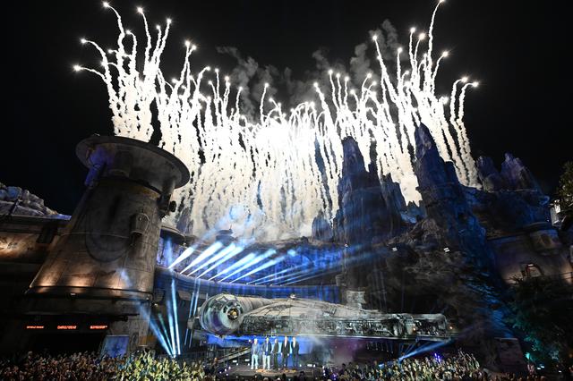 Fuegos artificiales en la inauguración de "Star Wars: Galaxy's Edge" (Foto: AFP)