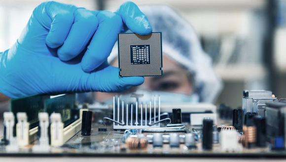 La escasez mundial de semiconductores desatada por la pandemia ha evidenciado la dependencia de la UE, sobre todo de Asia, para obtener unos componentes imprescindibles para producir los chips. (Foto: Getty Images).