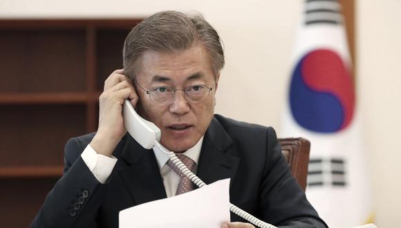 El presidente surcoreano, Moon Jae-in, sostuvo una conversación telefónica con su homólogo peruano, Martín Alberto Vizcarra Cornejo, el 6 de abril de 2020, en la Oficina del Presidente, en Seúl. (Foto: AFP)