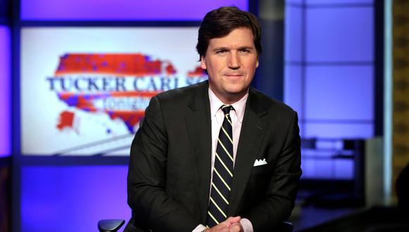 Tucker Carlson, presentador de "Tucker Carlson Tonight", posa para fotos en un estudio de Fox News Channel en Nueva York