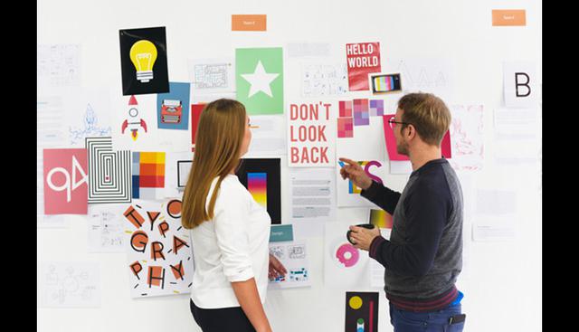 FOTO 4 | Maestro de clases particulares. Dar clases es un modo de emprender. El secreto está en mantener un número constante de alumnos para que pueda darte resultados redituables. Recuerda que para dar clases requieres de algunas certificaciones, por lo que es conveniente informarte para que seas un profesor que garantice a sus alumnos la mejor enseñanza. Es recomendable tomar un curso y algún examen que prueben tu nivel del inglés, por ejemplo, en el British Council puedes hacer el IELTS, que además de ser una de las certificaciones más aceptadas por escuelas y empresas en el mundo, tiene distintas versiones que se adaptan a tus necesidades.  (Foto: Freepik)