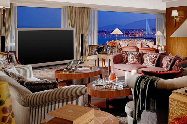 FOTO 10 | Royal Penthouse Suite, Hotel President Wilson (Ginebra, Suiza)
Es la suite más grande de Europa (casi 1.700 metros cuadrados) con 12 habitaciones equipadas con baños propios y hasta un telescopio para observar las estrellas. "Todo el piso está equipado con cámaras y botones de alarma y, además, incluye una sala de guardia privada. Todas las ventanas son antibalas”. Así se presenta la lujosa Royal Penthouse Suite del Hotel President Wilson. Porque claro, esto de ir pululando con maletines repletos de dinero para ingresar en el país helvético tiene también sus peligros. Pero si las ventajas son disponer de un chef, un mayordomo y un asistente personal durante tu estancia, poder tirarte a ver tu película preferida en la televisión más grande de la prestigiosa Bang&Olufsen (103 pulgadas, por si te lo preguntabas) o hacerte un “tócala de nuevo, Sam” con nada menos que un Steinway de cola, casi que merece la pena el riesgo. Todo por el estupendo precio de 67.000 euros por noche.