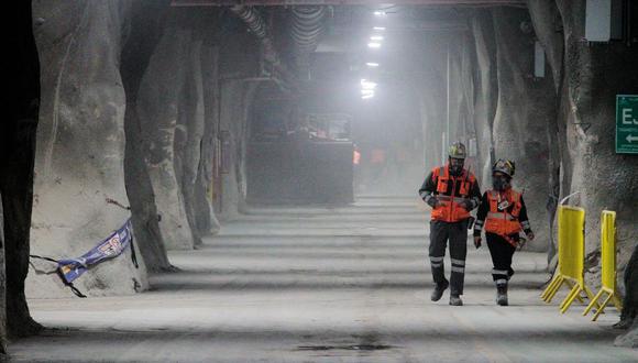 Empleados de la mina de cobre Chuquicamata de Codelco en Calama, provincia de Antofagasta, Chile, el 11 de abril de 2023. (Foto de Glenn ARCOS / AFP)