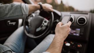 Usar el teléfono al volante, un riesgo difícil de controlar incluso en EE.UU.