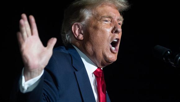 (ARCHIVOS) El presidente de los Estados Unidos, Donald Trump, realiza un mitin Make America Great Again mientras hace campaña en el Aeropuerto Internacional Orlando Sanford en Sanford, Florida, el 12 de octubre de 2020. (Foto de SAUL LOEB / AFP)