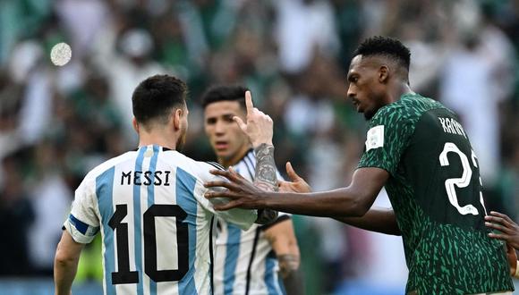 Lionel Messi y el defensor Mohamed Kanno. REUTERS/Dylan Martínez