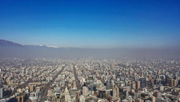 Vista aérea de la ciudad de Santiago, tomada el 2 de agosto de 2023, muestra el smog provocado por las altas temperaturas registradas en el invierno austral- (Foto: AFP)
