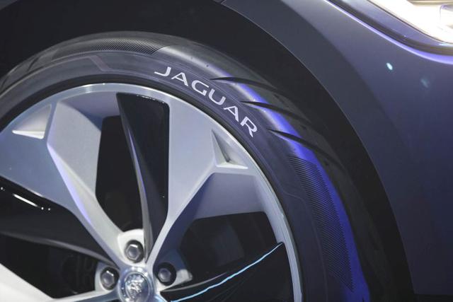 El I-Pace logrará los 100 kph en menos de 4 segundos, por lo que queda detrás del Model X P100D de Tesla, propiedad de Elon Musk, en modo Ludicrous, pero 2 segundos más veloz que el Model X 75D estándar. (Foto: Bloomberg)