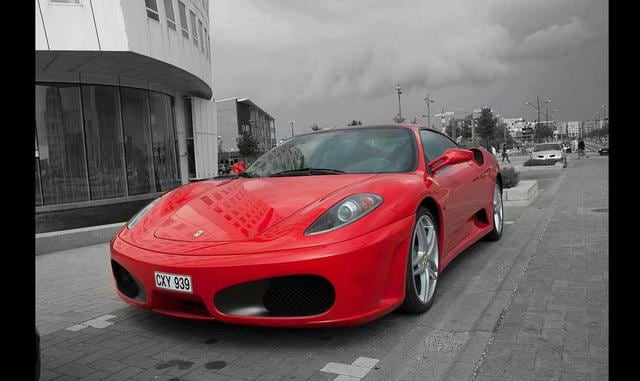 FOTO 15 | Después de que Snapchat completó una gran ronda de financiación en junio del 2015, Spiegel se compró un Ferrari.