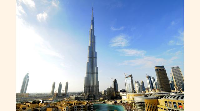 Burj Khalifa (Dubái). Con sus 828 metros y 163 plantas, es el rascacielos más alto del mundo. Cuenta con un hotel en su interior y zonas para empresas. (Foto: Bloomberg)
