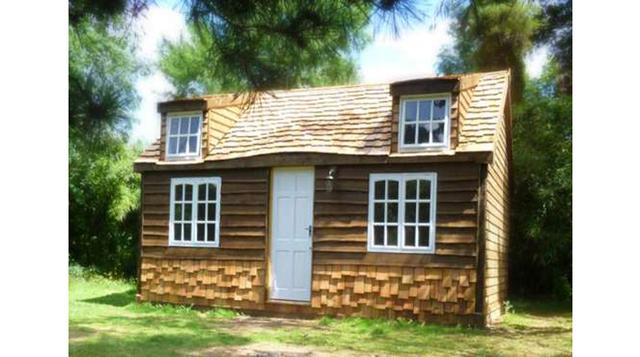 TINY HOUSE UK COZY COTTAGE KIT. TiTiny House UK vende kits de bricolaje si deseas construirla tú mismo o pequeñas casas ya instaladas. Esta casa adorable, por ejemplo, mide 13 pies x 20 pies (4m x 6m).
