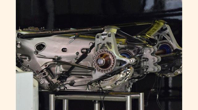 Caja de cambios. Costo estimado: US$ 504,000. Con los años esta parte del coche ha evolucionado desde un simple embrague de transmisión longitudinal a una sofisticada caja hidráulica de engranajes. Es una parte extremadamente importante en un coche de F1 