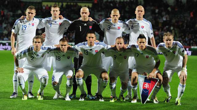 La selección de fútbol de Eslovaquia Nº 25. La selección es controlada por la Asociación Eslovaca de Fútbol (SFZ), el órgano rector del fútbol en Eslovaquia y miembro de la UEFA. Es uno de los equipos nacionales de fútbol más recientes del mundo, después 