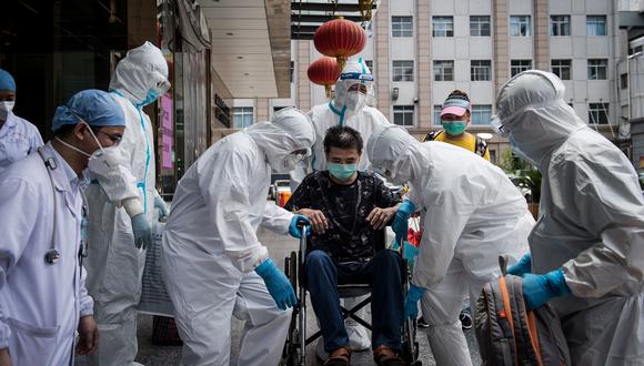 Wuhan fue la ciudad emblemática donde el virus se propagó y obligó a su población a una cuarentena estricta durante 76 días. En la foto del pasado junio, el último paciente recuperado de COVID-19 abandona el hospital de Wuhan. AFP