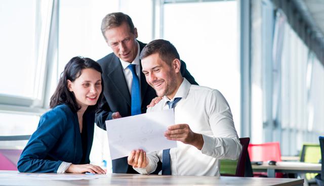 FOTO 5 | 5. Querer agradar a todos. Trata de ser sólo tú mismo, no te preocupes excesivamente por caerles bien a todos porque es una tarea imposible. Cada persona es distinta y es importante trabajar en un entorno de respeto y compañerismo pero no todos tienen porque ser, necesariamente, tus amigos. (Foto: Freepik)