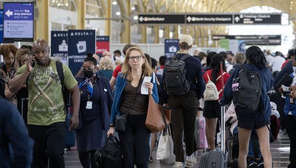 Los pasajeros se registran para sus vuelos en el Aeropuerto Nacional Reagan en Arlington, Virginia, el 26 de mayo de 2023. (Foto de Andrew Caballero-Reynolds / AFP)