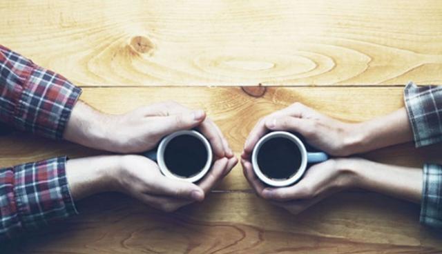 FOTO 7 | 7. Encontrar pareja.¿Has escuchado la teoría “Seis Grados de Separación? De acuerdo con ella, cualquier persona en el mundo puede estar conectado a cualquier otra persona a través de una cadena de no más de seis conocidos. Esto incluye al verdadero amor de tus consumidores. Ofrece un servicio personalizado para ayudar a tus clientes a encontrar pareja con una agencia de matchmaking. Ésta puede ser virtual, donde todo el proceso se realice a través de una plataforma, o presencial, donde las reuniones se den cara a cara. La franquicia Seis Grados brinda oportunidades de negocios a partir de 100,000 pesos.