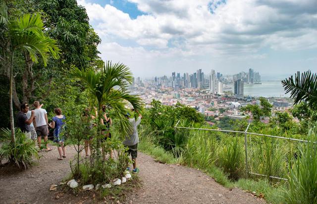 FOTO 10 | Octubre – Ciudad de Panamá, Panamá
En cuanto llegues a Panamá, súbete a un barco y navega por el famoso canal. Pasa por debajo del Puente de las América, construido dentro del proyecto de la carretera panamericana que conecta América del Norte y del Sur. Ya en tierra, piérdete entre las ruinas del casco viejo de Panamá, Patrimonio de la Humanidad de la Unesco, que quedó completamente destruido en 1671 para “salvar” a la ciudad de un ataque pirata.
Todavía podrás ver los cimientos del campanario de la catedral. Además, en el centro de visitantes hay una maqueta que te ayudará a imaginarte cómo era todo.
La riqueza de Panamá reside en su biodiversidad. Coge el tranvía que atraviesa la selva del cercano pueblo de Gamboa, o también puedes visitar el colorido Biomuseo diseñado por Frank Gehry, donde la espectacular naturaleza es la estrella. En octubre empieza la temporada de lluvias, así que aprovecha el sol al máximo y disfruta de las perfectas playas.
FOTO 11 | Noviembre – Kalamata, Grecia
