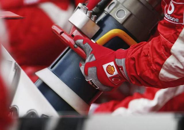 Foto 3 | Tanque de combustible: Costo estimado de US$ 115,000. A pesar de que los autos de F1 usan un combustible similar a los autos de carretera, el tanque de la gasolina es muy diferente. El depósito de combustible en la F1 está estrictamente regulado.  Debe ser fabricado a partir de materiales aprobados por la FIA (Federación Internacional de Automovilismo). En el auto, el tanque debe estar ubicado exactamente detrás del conductor, delante del motor. Está totalmente sellado con la finalidad de proteger al conductor en caso de un accidente. Esta zona del coche está reforzada para soportar impactos muy fuertes (Foto: Sportskeeda).