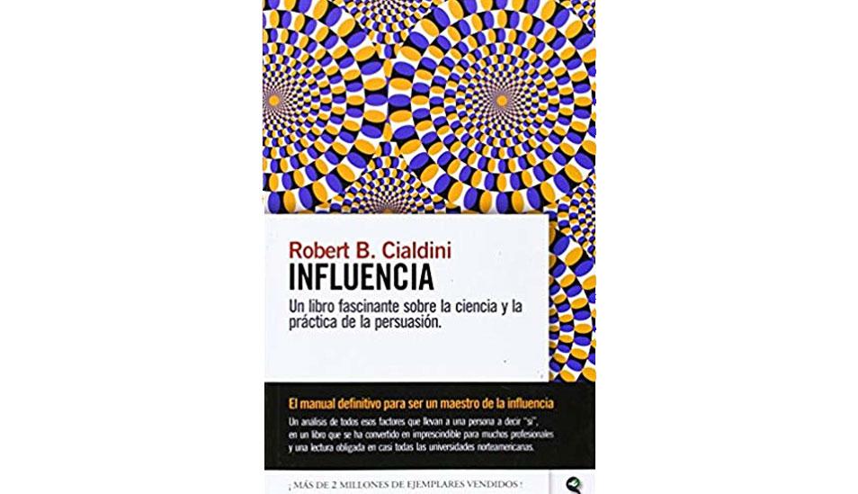FOTO 1 | 1. Influencia, de Robert Cialdini. Influencia es un libro de Robert Cialdini, uno de los psicólogos más importantes de la historia. Trata de cinco principios de la persuasión, algo básico de saber si eres emprendedor y tienes que vender. No solo explica cuáles son las claves para persuadir a los demás, sino que pone muchos ejemplos prácticos que pueden ser valiosos para dar ideas y actuar.