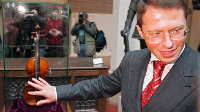 Foto 12 | 12. Violín de Maxim Viktorov
En 2008 uno de los instrumentos más raros del mundo tocó música por primera vez en siete décadas. La audiencia fue lo que The Guardian llamó "la crema de la sociedad moscovita". Eran los invitados de Maxim Viktorov, un rico abogado querido de la clase dominante de Rusia y ávido coleccionista de violines. Esa noche, un maestro tocó el nuevo Guarneri del Gesu de Viktorov, uno de los 150 únicos violines sobrevivientes hechos por Giuseppe Guarneri del Gesu durante el siglo XVIII. Se consideran los violines más preciosos del mundo.

Costo: US$ 3.9 millones.
(Foto: Sergei Ilnitsky / EPA / REX / Shutterstock)