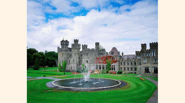 Ashford Castle, Irlanda. El Ashford Castle data del año 1228 y ofrece la combinación perfecta de historia y lujo. Hubo un tiempo en que perteneció a la casa anglo-normanda de Burke. El castillo cuenta con 83 espectaculares dormitorios. Una habitación dobl