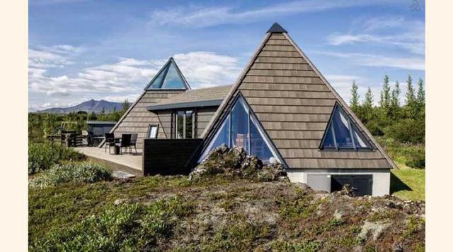 Estas dos habitaciones en forma de pico comparten un jacuzzi al aire libre y están rodeadas de árboles y arándanos salvajes. Laugarvatn, Islandia. (Foto: Airbnb)