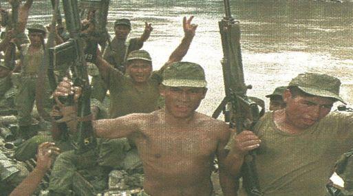 Soldados peruanos apuntan sus armas hacia el aire mientras se encuentran cerca de la base militar Ciro Alegría. El Perú ha reforzado los puestos fronterizos con cerca de 3,500 efectivos.
