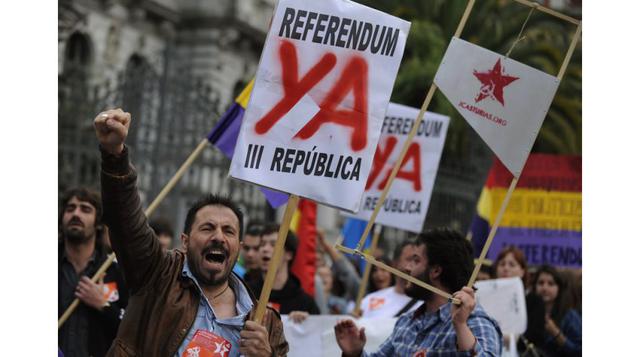 Los partidos de izquierda y nacionalistas piden un referéndum para decidir si el pueblo español quiere la monarquía u opta por la república. En la vista manifestantes en Oviedo. (Foto: Reuters)