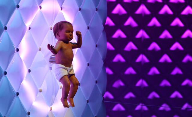 &quot;Animatronic baby&quot;. Un bebé humano mecánico con un cordón umbilical electrónico. (Foto: AFP)