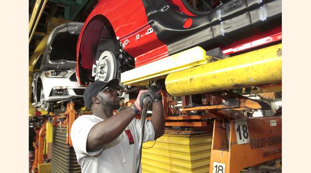 Un trabajador monta las piezas de amortiguación en un automóvil Ford Mustang 2015 en la planta que la marca estadounidense tiene en Flat Rock, Michigan. (Foto: REUTERS)