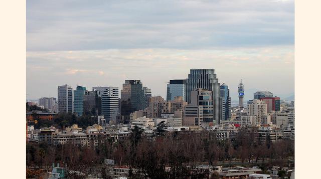 Alquilar un departamento amoblado de una habitación en la zona de Santiago en la capital chilena cuesta US$ 385.2, mientras que una de tres habitaciones, US$ 731.25. (Foto: Wikipedia)