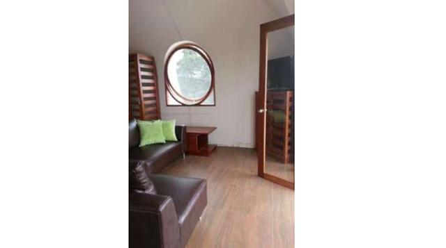 El salón es simple y compacto, pero en él se puede adaptar fácilmente un sofá y una cómoda. Eso si, las ventanas redondas siguen la tendencia del estilo Hobbit.