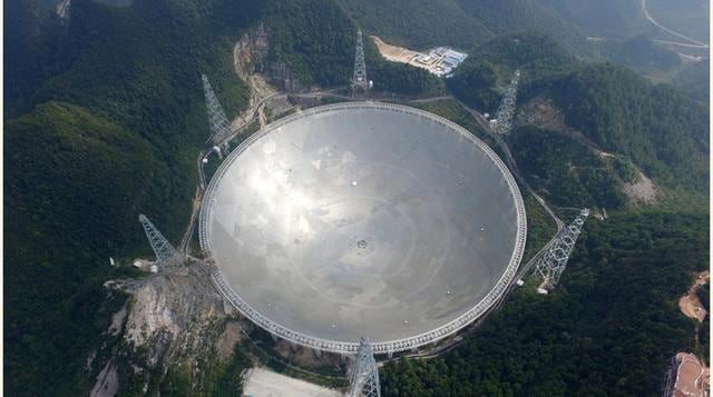 Cientos de astrónomos y aficionados asistieron este domingo al lanzamiento del Telescopio de Apertura Esférica de Quinientos Metros (FAST, por sus siglas en inglés), informó la agencia oficial de noticias Xinhua.
