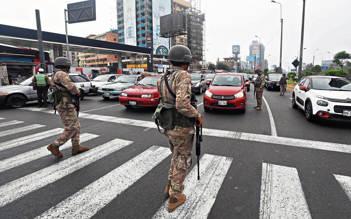 Medida. Desde ayer las Fuerzas Armadas y la Policía salieron a las calles a controlar cumplimiento del  estado de emergencia. (Foto: Gonzalo Córdova / GEC)