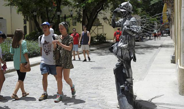 De 38 años, mulato y delgado, Torres ganaba veinte dólares al mes. Colgó la bata blanca y ahora pedalea fuerte en La Habana por sus cuatro hijos. De su lado, Estévez, una soltera de 26 años, pasa una hora frente al espejo maquillándose como hada y cuatro,