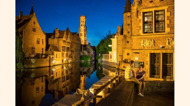 Brujas (Bélgica). Una pareja disfruta del anochecer de Brujas en el centro histórico de la ciudad. (Foto: msn)