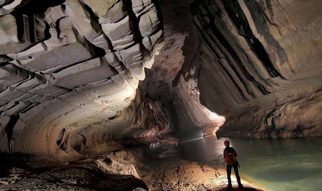 FOTO 11 | JUNIO. Borneo malayo. Los estados de Sarawak y Sabah de Malasia permiten, en el (relativamente) seco mes de junio, contemplar tortugas saliendo del cascaron en playas alucinantes; encuentros con orangutanes en todo su esplendor y adentrarse en c