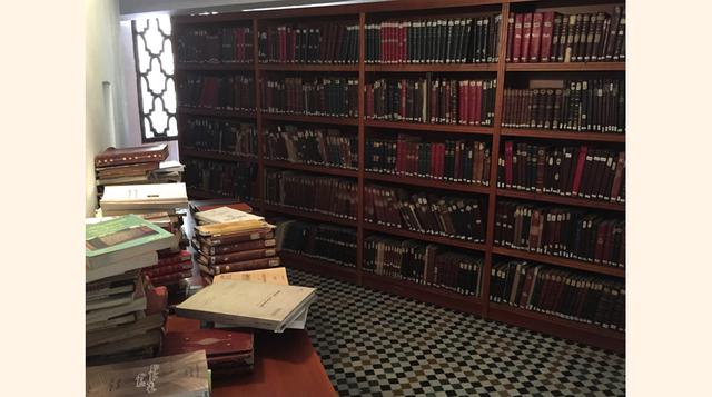 Desde los diseños caligráficos en las paredes hasta los patrones de las cerámicas de los pisos y los tallados de la madera de los techos, se puede percibir la marca de cada dinastía gobernante en Marruecos desde el siglo IX.