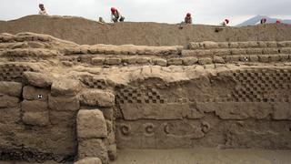 Arqueólogos peruanos hallan 20 ídolos de madera prehispánicos en Chan Chan
