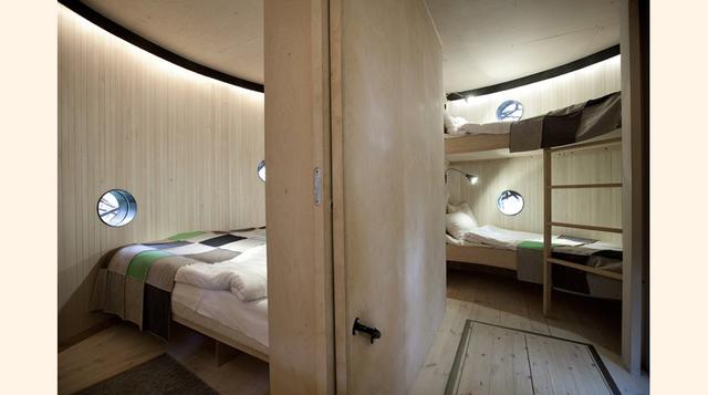 Cuatro personas pueden alojarse en El Nido de pájaro, que cuenta con dos habitaciones en sus 17 metros cuadrados. Fue diseñado por Bertil Harström. La noche para dos adultos y dos niños sale por 620 euros.