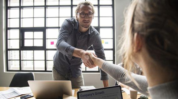 Converse y hable con honestidad con su empleado para conocer el porqué de su actitud negativa. (Foto: Pixabay)