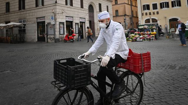 El coronavirus en Italia ha dejado ya 827 fallecidos y el número de contagios totales son 12.462, contando con los curados, los enfermos actualmente y los muertos, según los datos de Protección Civil. (AFP).