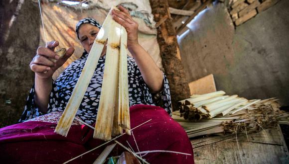 Para hacer el papel, los trabajadores utilizan alambre para cortar los tallos en finas tiras. (Foto: AFP)
