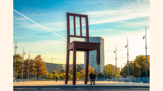 La silla rota (Ginebra). Situada cara a cara con la sede de la ONU en Ginebra, esta escultura ideada por Daniel Berset y ejecutada por el carpintero Louis Genève es tan sencilla como perturbadora. Un objeto cotidiano con una aparente tara ya que su cuarta