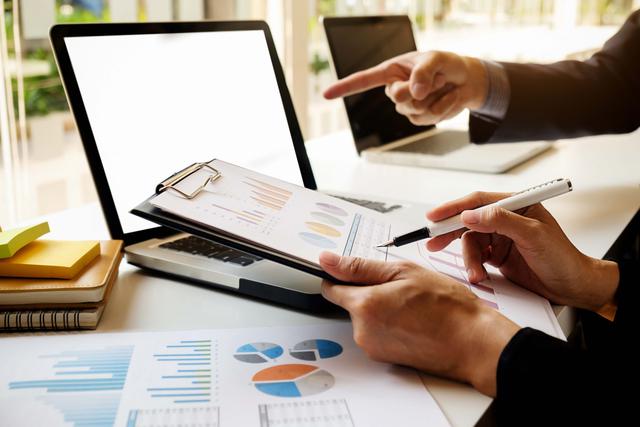FOTO 4 | Fase 5: La etapa de invertir
Éste es el objetivo último. Quieres que tu negocio genere tanto dinero que exceda lo que necesitas para mantener tu estilo de vida; quieres que genere riqueza para ti. Claro que le has estado invirtiendo a tu negocio todo este tiempo, pero ahora tienes fondos fijos. Ahora puedes elegir cómo ponerlos a trabajar.

Puedes elegir re-invertir ese dinero en hacer crecer más tu negocio. Y, en la mayoría de los casos, ésta es la mejor opción. De manera alternativa, puedes elegir diversificar tus inversiones. Puedes comprar o empezar otra compañía. Puedes invertir en acciones o en bienes raíces. Las opciones son casi ilimitadas. (Foto: Freepik)