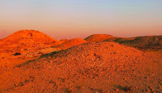 FOTO 7 | Túmulos funerarios de Dilmun, Bahrein, República Checa, Alemania. Los túmulos funerarios de Dilmun, construidos entre 2050 y 1750 aC, abarcan más de 21 sitios arqueológicos en la parte occidental de la isla. En total, hay alrededor de 11,774 túmulos funerarios, originalmente en forma de torres cilíndricas bajas. Los túmulos funerarios son evidencia de la civilización del Dilmun Temprano. Foto: unesco.org.