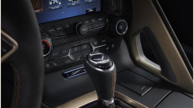 FOTO 2 | Existen dos opciones para transferir la enorme potencia a las ruedas posteriores. La primera es empleando la transmisión manual de 7 velocidades (de serie) o la automática de 8 velocidades. Ambas opciones son las mismas que encontramos en el Corv